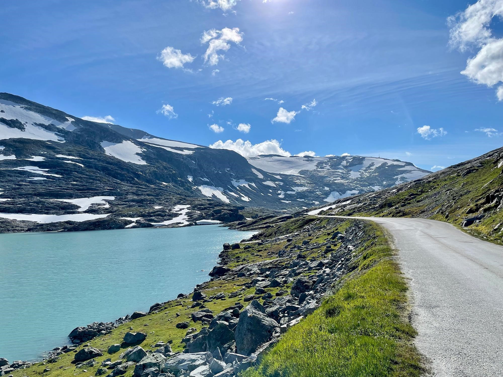 Lakes at the summit of Gamle Strynefjellsvegen on your ROUVY ride